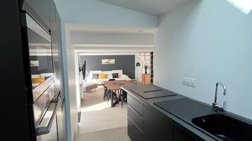 Frigorifero, microonde, forno, piano cottura