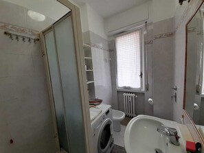 Douche, sèche-cheveux, bidet, serviettes fournies