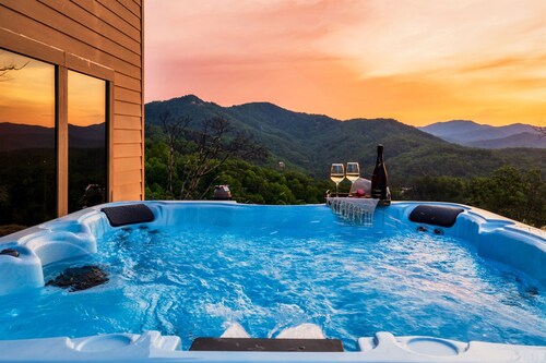 Private Luxe Retreat for all Ages|Spectacular Views|Large Indoor Pool|