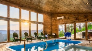 Eine Holzhütte mit Pool, großen Fenstern und einer Sitzgelegenheit im Freien.
