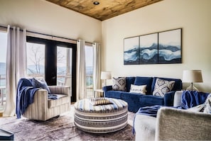 Smart TV, fireplace, video games, foosball - *5 Star* Private Cabin-Epic Views-LargePool-HotTub (Sevierville)