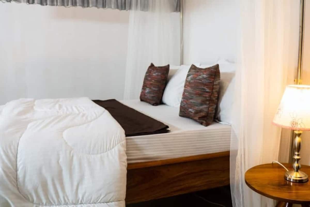 Decoración personalizada, escritorio, wifi y ropa de cama