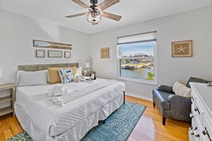 5 bedrooms, desk, iron/ironing board, travel cot