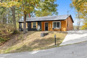 Exterior - Secret Hideout- 2 bdrm, Mtn View, Fire-pit, Game Room, Hot tub, Hammock (Sevierville)