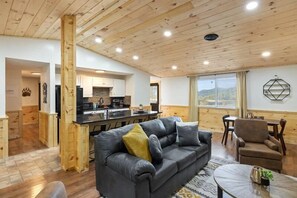 Televisión, chimenea, videojuegos y futbolito 