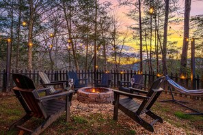 Property grounds - Secret Hideout- 2 bdrm, Mtn View, Fire-pit, Game Room, Hot tub, Hammock (Sevierville)