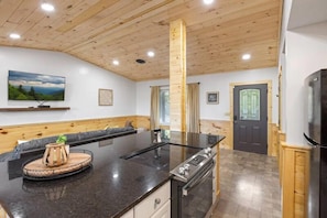 Fridge, microwave, oven, stovetop - Secret Hideout- 2 bdrm, Mtn View, Fire-pit, Game Room, Hot tub, Hammock (Sevierville)