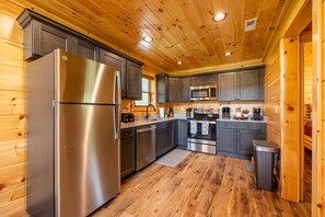 Fridge, microwave, oven, stovetop - Free tickets Huge yard 2 bed/2bath w/ mtn views, hot tub, wifi, arcade, fire pit (Cosby)