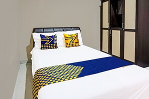 Quarto casal econômico | Espaço de trabalho para notebook, Wi-Fi de cortesia, roupa de cama