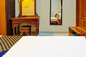 Basic Double Room | Laptop workspace, free WiFi, bed sheets - Hotel O Sumpil Syariah (Malang)