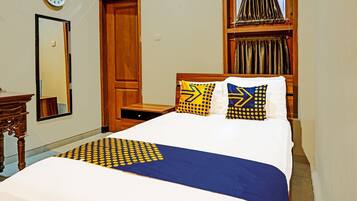 Quarto casal básico | Espaço de trabalho para notebook, Wi-Fi de cortesia, roupa de cama