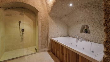 Deluxe Süit Jakuzi | Bathroom | Free toiletries, hair dryer, towels, soap