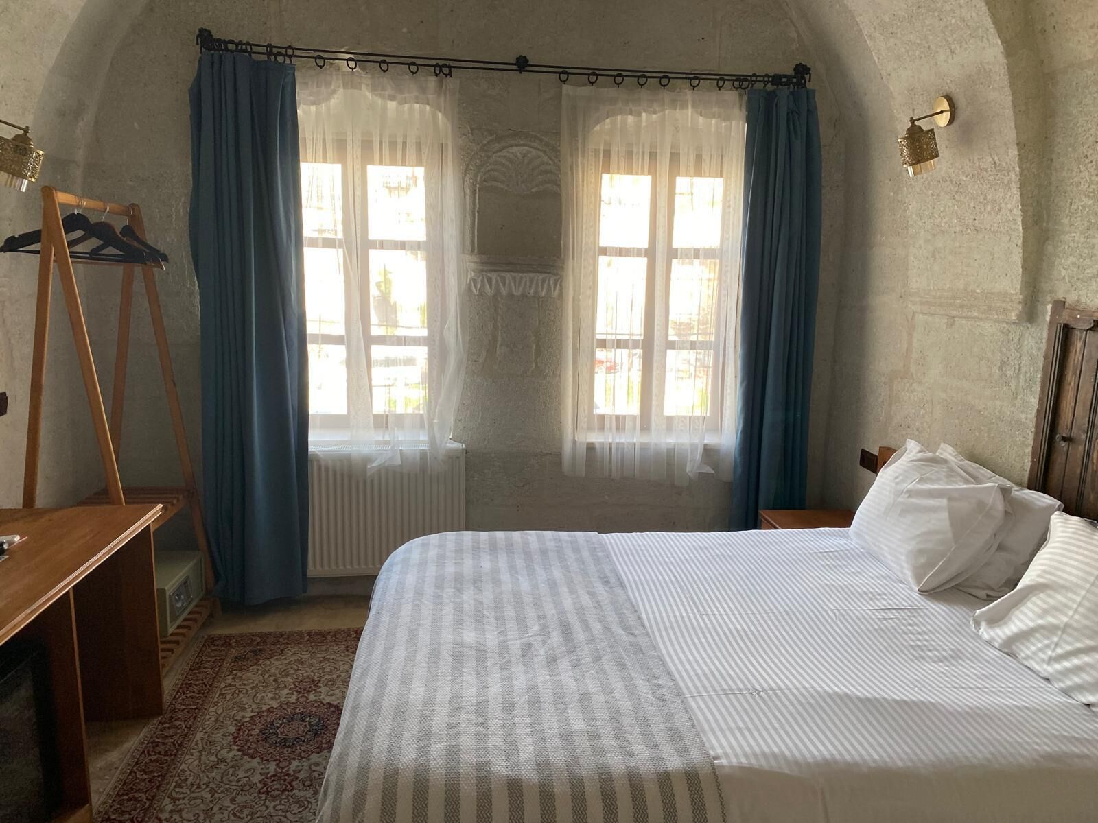 Habitación | Minibar, caja fuerte, decoración individual y escritorio