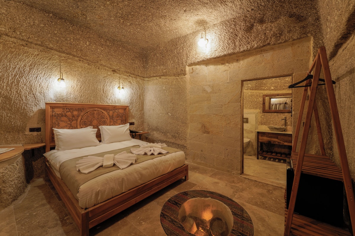 Deluxe Suite | 1 bedroom, minibar, in-room safe, individually decorated