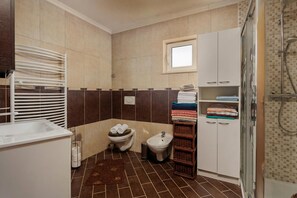 Apartamento família, vários quartos, ao lado da montanha (Colourful Seaview Apartment) | Banheiro | Chuveiro, toalhas de banho, sabonete, shampoo