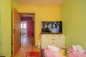 Apartamento família, vários quartos, ao lado da montanha (Colourful Seaview Apartment) | 3 quartos, Wi-Fi de cortesia, roupa de cama