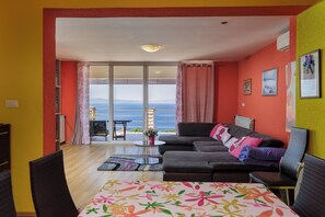 Familjelägenhet - flera sovrum - intill bergen (Colourful Seaview Apartment) | Vardagsrum | Tv