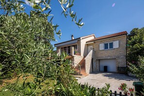 Exterior - Colourful Seaview Apartment (Kostrena)