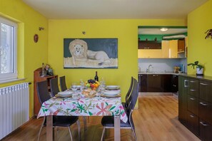 Apartamento família, vários quartos, ao lado da montanha (Colourful Seaview Apartment) | Sala de jantar