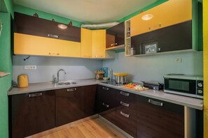 Familielejlighed - flere soveværelser - ved bjerg (Colourful Seaview Apartment) | Privat køkken | Køleskab, ovn, kogeplade, opvaskemaskine
