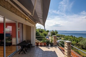 패밀리 아파트, 침실 여러 개, 산비탈 (Colourful Seaview Apartment) | 테라스/파티오