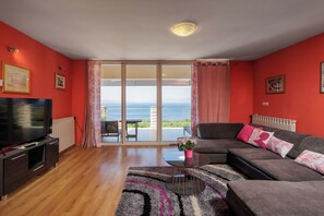 TV - Colourful Seaview Apartment (Kostrena)