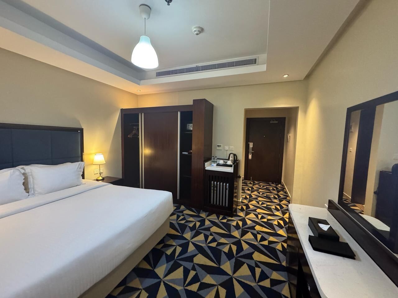 Deluxe Room | Hypo-allergenic bedding, pillowtop beds, in-room safe, desk