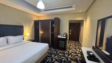 Deluxe Room | Hypo-allergenic bedding, pillowtop beds, in-room safe, desk