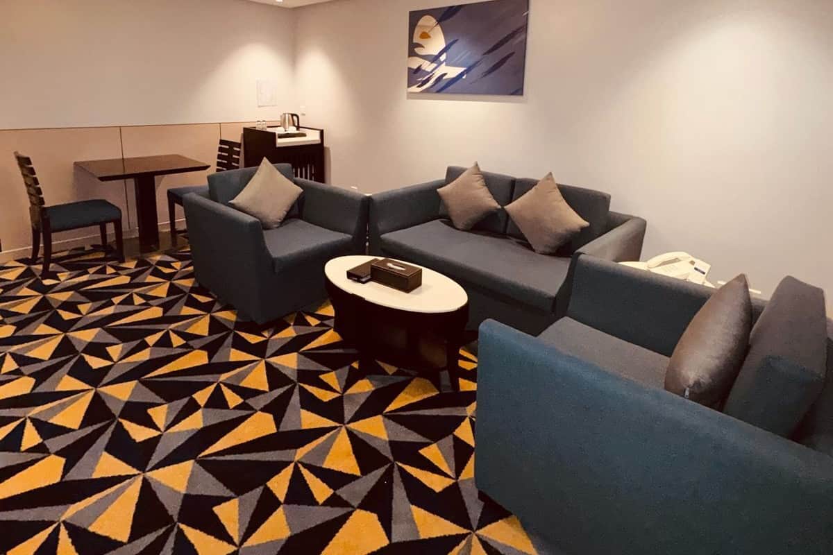 Junior-Studiosuite, mit Bad | Wohnbereich | 40-Zoll-Flachbildfernseher mit Satellitenempfang, Fernseher
