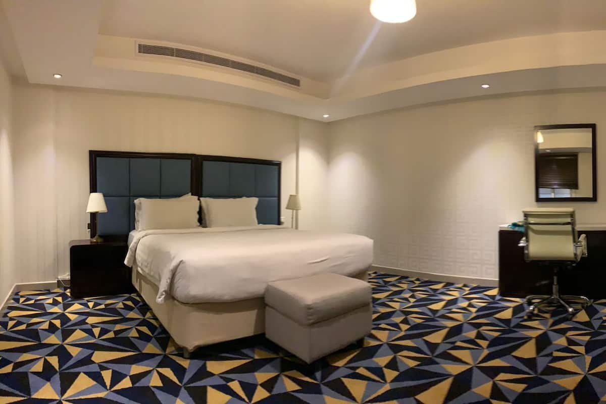 Junior Studio Suite, Ensuite | 2 bedrooms, hypo-allergenic bedding, pillowtop beds, in-room safe