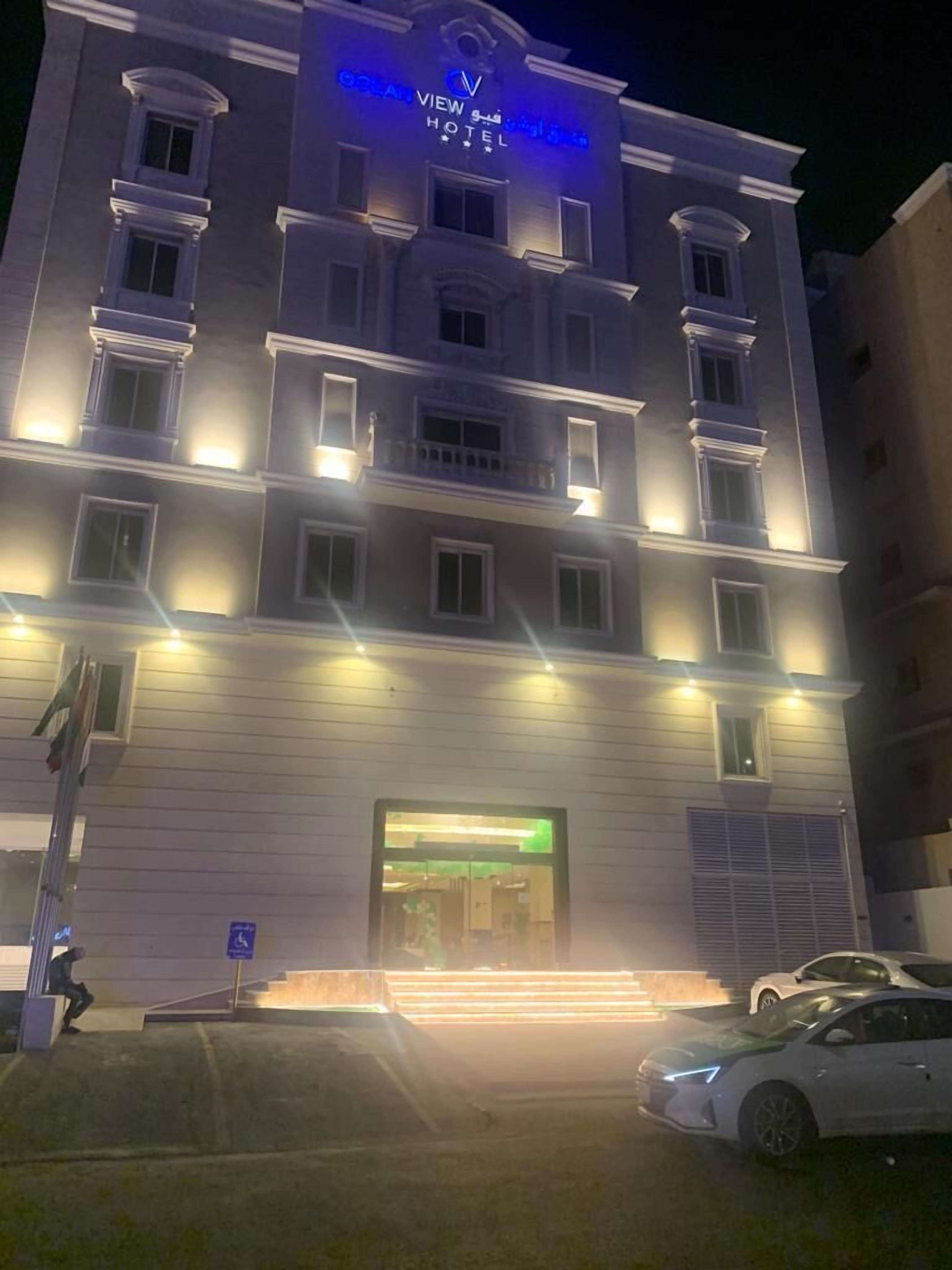 Un hotel de varios pisos con una entrada destacada y un letrero visible que indica que es un hotel.