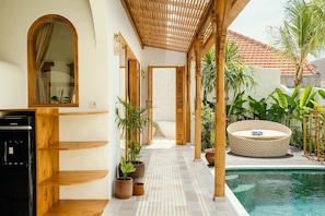 Villa Deluxe, 1 habitación, vista a la alberca | Área de sala de estar | Televisión LCD de 42 pulgadas con canales vía satélite y televisión 