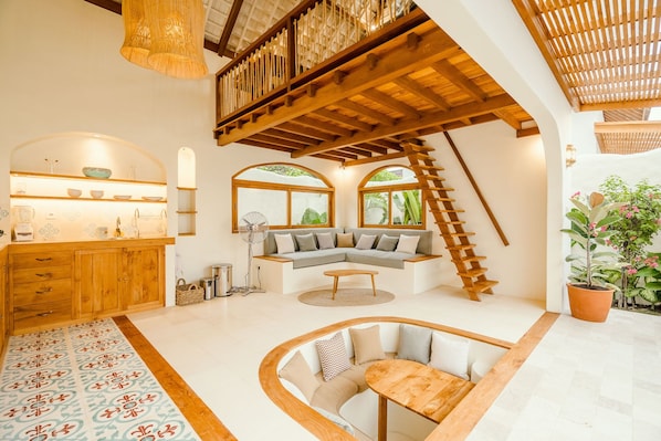 Villa Deluxe, 1 habitación, vista a la alberca | Área de sala de estar | Televisión LCD de 42 pulgadas con canales vía satélite y televisión 
