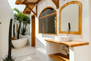 Deluxe-Villa, 1 Schlafzimmer, Poolblick | Badezimmer | Duschwanne, Regendusche, Haartrockner, Handtücher