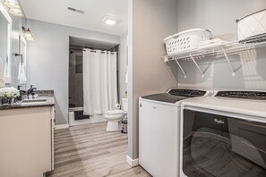 Combined shower/bathtub, hair dryer, towels