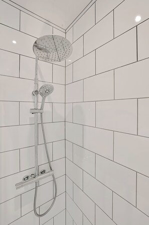 Bathroom - The White City Apartment (Oban)