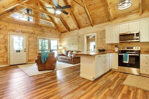 Jääkaappi, mikroaaltouuni, uuni, liesi