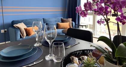 Modern and Comfortable 2-bed 2-bath Apartment Your Perfect Business Suite