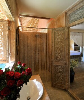 Dusj, hårføner, bidé og håndklær