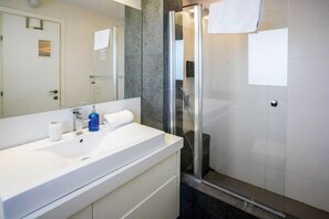 Apartamento | Banheiro | Chuveiro, chuveiro com efeito de chuva, secador de cabelo 