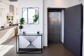 Apartamento | Comodidades do banheiro | Chuveiro, chuveiro com efeito de chuva, secador de cabelo