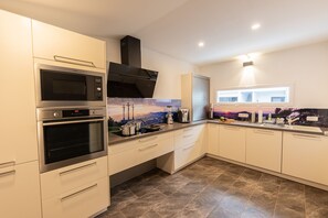 冷蔵庫、電子レンジ、オーブン、コンロ