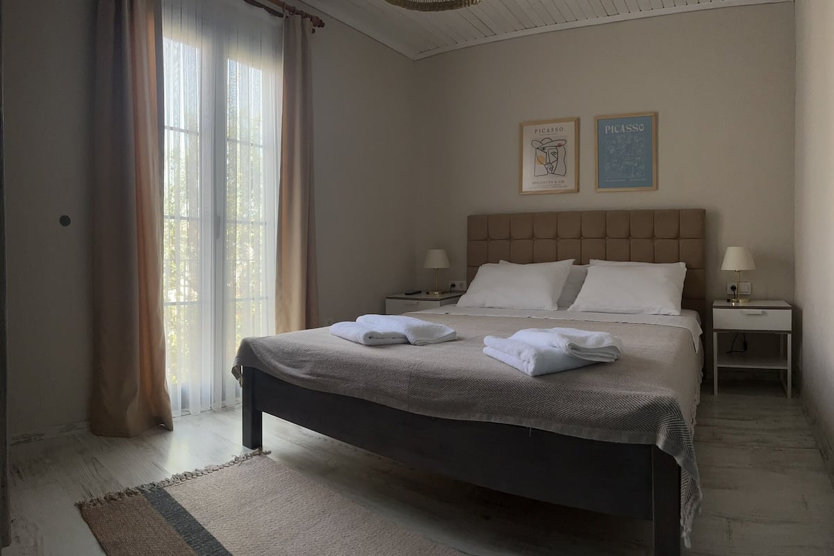 Habitación doble estándar, 1 cama Queen size, para no fumadores, vista a la ciudad | 1 habitación, wifi gratis y ropa de cama