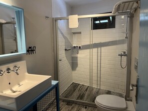 Dusche, Haartrockner, Hausschuhe, Handtücher