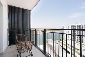 Terrace/patio - Mesmerizing Canal View - 827 (Abu Dhabi)