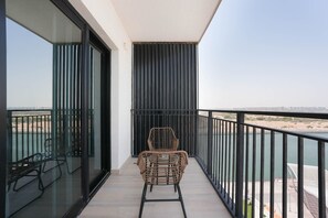 Terrace/patio - Mesmerizing Canal View - 827 (Abu Dhabi)