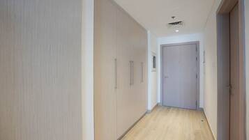 Basic Apartment | 2 bilik tidur, peti besi dalam bilik, seterika/papan seterika