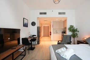 Room - Mesmerizing Canal View - 827 (Abu Dhabi)