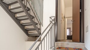 A staircase with metal railings and a wooden door at the top. - Casa Brunaccini con Terrazza by Wonderful Italy (Palermo)