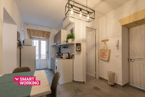 Kühlschrank, Mikrowelle, Wasserkocher mit Kaffee-/Teezubehör